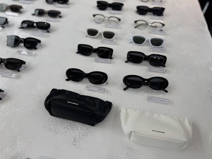 [서울=뉴시스] 젠틀몬스터가 모방 의심하는 제품과 2021년 2월 젠틀몬스터가 공개한 파우치(왼쪽)와 블루엘리펀트가 약 2년 후 대표 명의로 디자인 출원 등록한 제품. (사진=뉴시스) *재판매 및 DB 금지