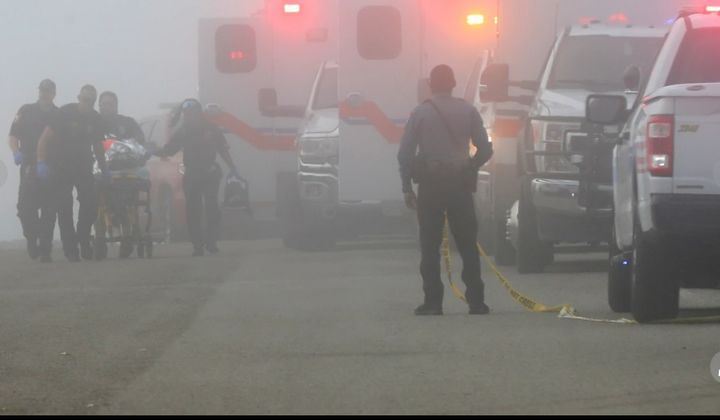 [갤버스턴=AP/뉴시스] 22일(현지 시각) 미국 텍사스주 갤버스턴 인근 해역의 멕시고 해군 소속 소형 헬기 추락 현장에서 구조대원들이 사고 피해자를 구급차로 옮기고 있다. 2025.12.23. *재판매 및 DB 금지