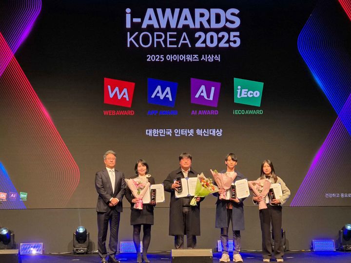 [세종=뉴시스]웹어워드 시상식 사진이다. 왼쪽 두번째 이길량 한전 AI혁신단 부장이다.(사진=한전 제공) *재판매 및 DB 금지