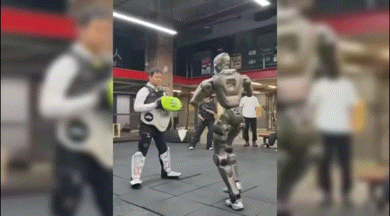 [뉴시스] 중국에서 인간형 로봇이 인간을 공격하는 모습이 공개되며 로봇 안전성을 둘러싼 논란이 확산하고 있다. (사진='The AI Nexus' 캡처) *재판매 및 DB금지 *재판매 및 DB 금지