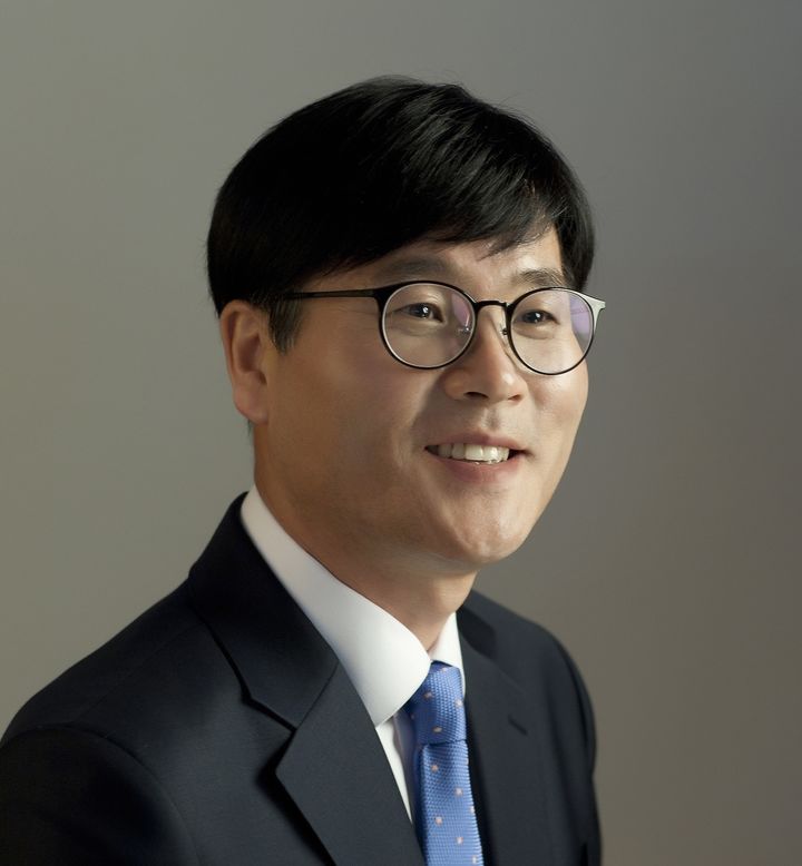 [거제=뉴시스] 신정철 기자= 변광용 거제시장은 고용노동부의 조선업 전용 E-9 쿼터 폐지 결정과 관련, 23일 입장문을 통해 “이번 결정이 적정 수준의 외국인 노동자 유지와 내국인 정규직 채용 확대로 이어져 조선업 인력 구조를 정상화하고, 지역과 기업의 지속가능한 발전을 이루는 토대가 되기를 기대한다”고 말했다.사진은 변광용 시장의 프로필. *재판매 및 DB 금지