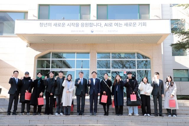 [서울=뉴시스] 구윤철(오른쪽 일곱 번째) 경제부총리 겸 기획재정부 장관과 엄종화(왼쪽 일곱 번째) 세종대 총장 및 간담회 참석자들이 기념사진을 촬영하고 있다. (사진=세종대 제공) 2025.12.23. photo@newsis.com *재판매 및 DB 금지