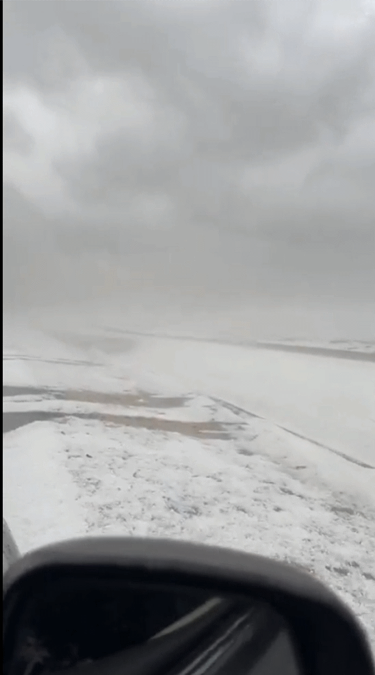 [서울=뉴시스]눈이 내린 사우디아라비아 사막.(사진출처: 엑스)2025.12.23. *재판매 및 DB 금지