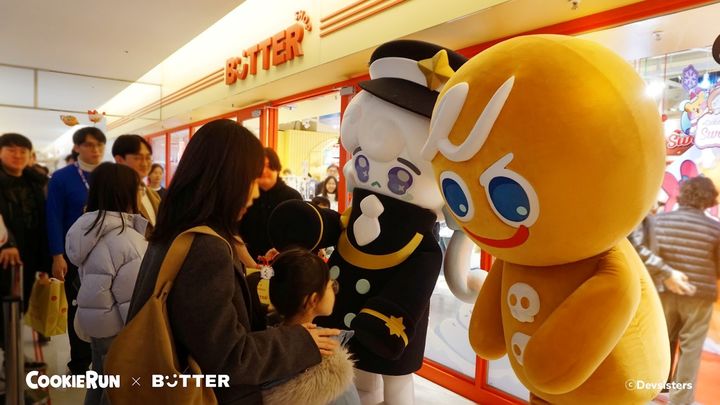 [서울=뉴시스] 데브시스터즈가 캐릭터 전문 편집샵 '버터샵'과 함께 크리스마스를 앞둔 지난 주말 버터샵 코엑스점에서 오프라인 콜라보레이션 이벤트 '스윗런'을 진행했다. (사진=데브시스터즈 제공) *재판매 및 DB 금지