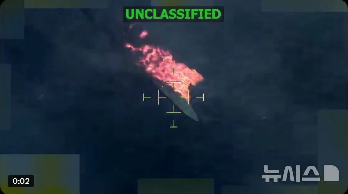 [서울=뉴시스]미군이 22일(현지 시간) 동태평양 공해상에서 마약 운반 의심 선박 1척을 공격해 1명이 사망했다고 발표했다. (사진=미군 남부사령부 엑스 캡처) 2025.12.23.