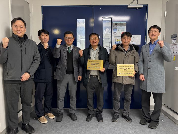 [세종=뉴시스]한수원이 지난 22일 울산과학기술원(UNIST) 등을 방문해 K-CLOUD(사외공모과제) 연구기관 현판을 전달했다.(사진=한국수력원자력 제공) *재판매 및 DB 금지