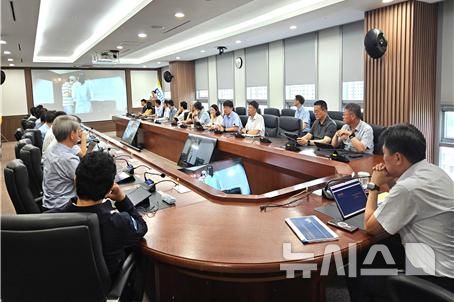 [서울=뉴시스] 한국해양교통안전공단(KOMSA)이 청렴 전문강사를 초빙해 고위직 및 부서장을 대상으로 반부패·청렴 교육을 실시하고, 관리자의 윤리적 책임과 역할을 공유하고 있다.