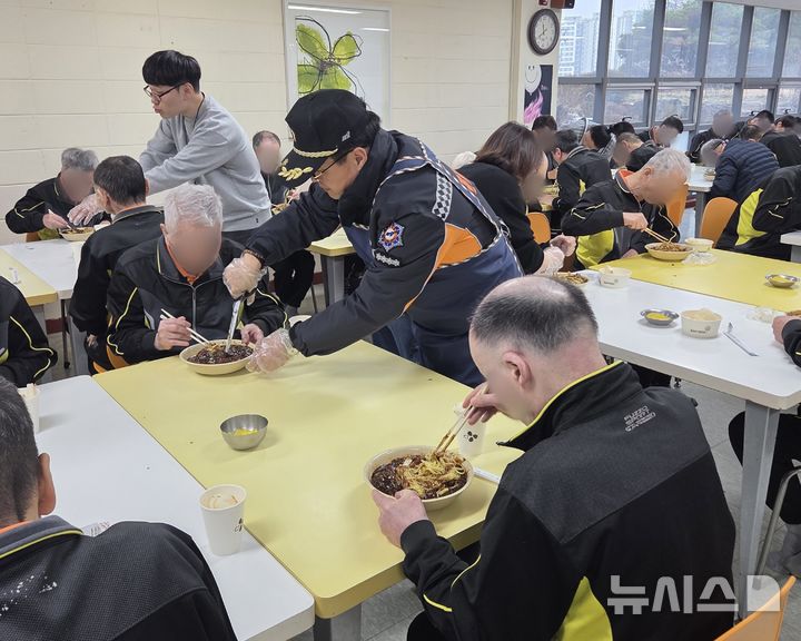 인천 강화소방, 연말 소외계층에 '짜장면 무료급식' 봉사