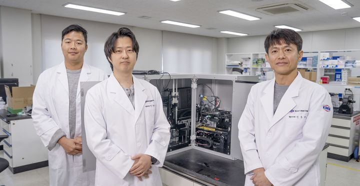 [대전=뉴시스] 기계연구원 진단센서연구실 연구팀이 누구나 버튼 한번으로 식중독을 진단할 수 있는 자동화 통합시스템 개발했다.(오른쪽부터)진단센서연구실 이동규 실장, 박찬용 선임연구원, 우창하 박사후연구원.(사진=기계연구원 제공) *재판매 및 DB 금지