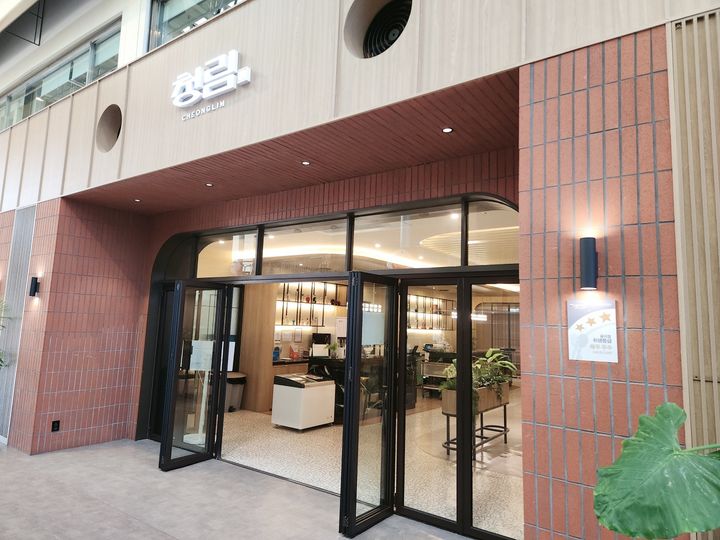 [평창=뉴시스] 위생등급 지정업소 위생등급 표지판 부착. (사진=평창군 제공) 2025.12.23. photo@newsis.com *재판매 및 DB 금지