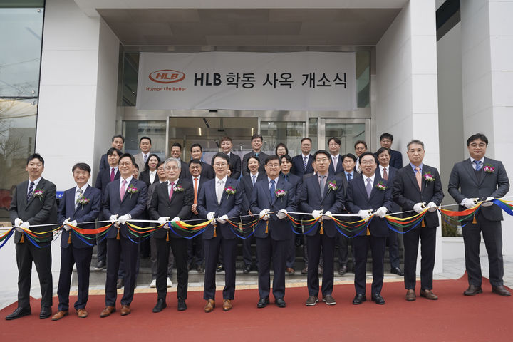 [서울=뉴시스] 23일 진행된 'HLB 학동 사옥' 개소식에서 진양곤 HLB그룹 회장(왼쪽에서 5번째)을 비롯한 그룹 임원진들이 기념 촬영을 하고 있다. (사진=HLB 제공) 2025.12.23. photo@newsis.com *재판매 및 DB 금지
