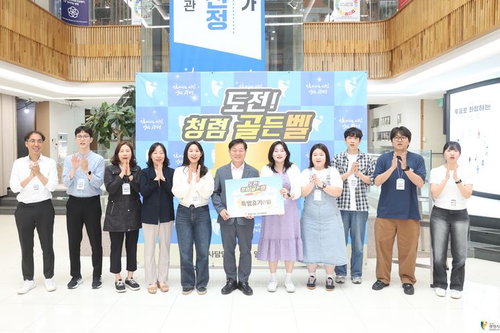 [광명=뉴시스] 박승원 경기 광명시장(사진 가운데)이 지난 5월 시청 본관 로비에서 열린 직원대상 청렴 골든벨에서 우승자를 시상하고 기념촬영을 하고 있다. (사진=광명시 제공) 2025.12.23. photo@newsis.com *재판매 및 DB 금지