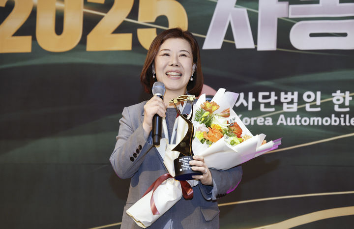 [서울=뉴시스] 이은정 메르세데스-벤츠 코리아 상무가 지난 22일 서울 종로구 포시즌스호텔에서 열린 한국자동차기자협회 '2025 자동차인' 시상식에서 홍보부문(인하우스) 상을 받은 뒤 인사말을 하고 있다. (사진=한국자동차기자협회 제공) 2025.12.23 photo@newsis.com *재판매 및 DB 금지