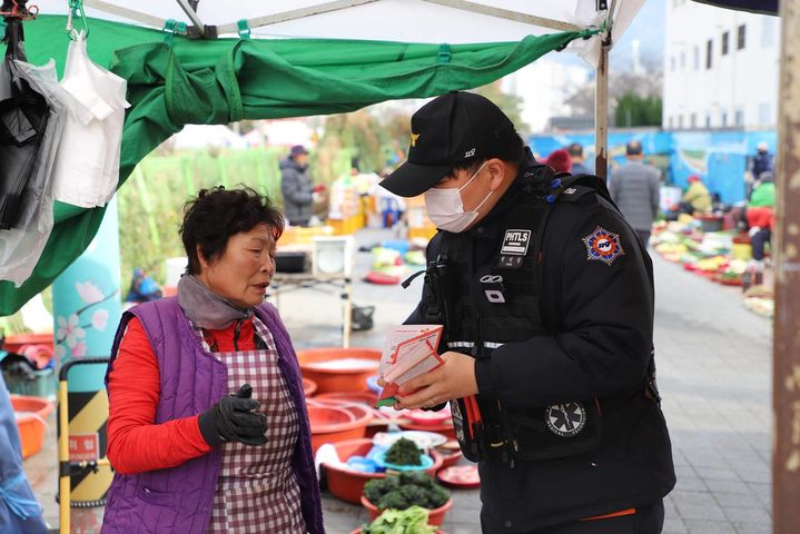 [창원=뉴시스] 강경국 기자 = 경남 창원소방본부 119안심콜 등록 캠페인. (사진=창원시청 제공). 2025.12.23. photo@newsis.com *재판매 및 DB 금지