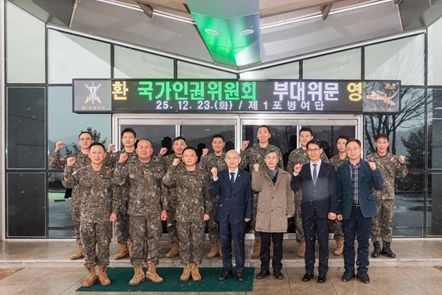 [서울=뉴시스] 안창호 국가인권위원장이 23일 경기도 육군 제1포병여단을 방문해 장병들과 기념촬영을 하고 있다. (사진=인권위 제공) 2025.12.23. photo@newsis.com *재판매 및 DB 금지