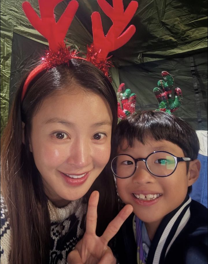 [서울=뉴시스] 배우 이시영과 아들. (사진=이시영 인스타그램 캡처) 2025.12.23. photo@newsis.com *재판매 및 DB 금지
