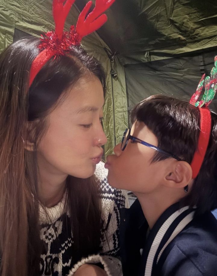 [서울=뉴시스] 배우 이시영과 아들. (사진=이시영 인스타그램 캡처) 2025.12.23. photo@newsis.com *재판매 및 DB 금지