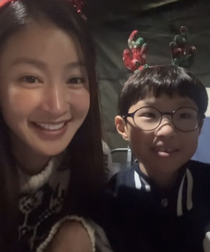 [서울=뉴시스] 배우 이시영과 아들. (사진=이시영 인스타그램 캡처) 2025.12.23. photo@newsis.com *재판매 및 DB 금지