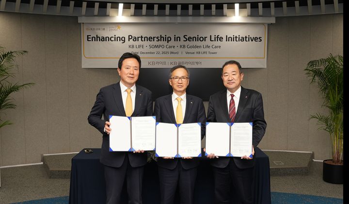[서울=뉴시스] 지난 22일 KB라이프타워에서 열린 ‘시니어 라이프 이니셔티브 공동 협력’ 행사 후 정문철 KB라이프 대표이사(가운데), 안상봉 KB골든라이프케어 대표이사(왼쪽), 와시미 다카미쓰 솜포케어 대표이사(오른쪽)가 기념촬영을 하고 있다. (사진=KB라이프 제공) 2025.12.23. photo@newsis.com *재판매 및 DB 금지