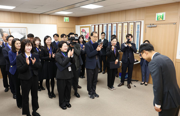 임광현 국세청장이 23일 정부세종청사에서 열린 '2025년 하반기 적극행정 우수공무원 시상식'에서 수상자들에게 인사하고 있다.(사진 : 국세청 제공) 2025.12.23. *재판매 및 DB 금지