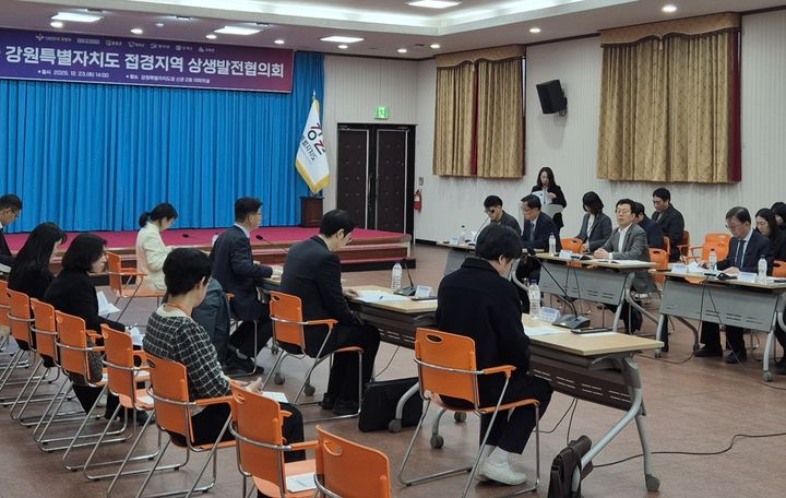 [서울=뉴시스] 12월 23일 오후 강원특별자치도청에서 개최된 제12차 국방부-강원특별자치도 접경지역 상생발전 협의회에서 천승현 국방부 군사시설기획관을 비롯한 관계자들이 지역발전 현안에 대해 논의하고 있다. (사진=국방부 제공) 2025.12.23. photo@newsis.com *재판매 및 DB 금지