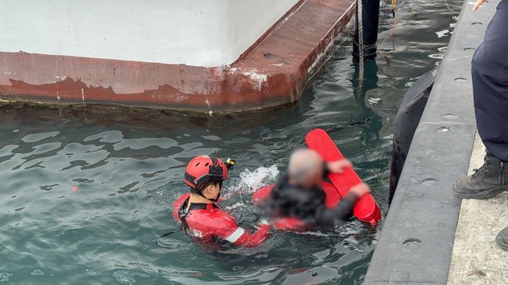 [여수=뉴시스] 여수해경이 23일 오후 여수 국동항에서 바다에 빠진 60대를 구조하고 있다. (사진=여수해경 제공) 2025.12.23. photo@newsis.com *재판매 및 DB 금지