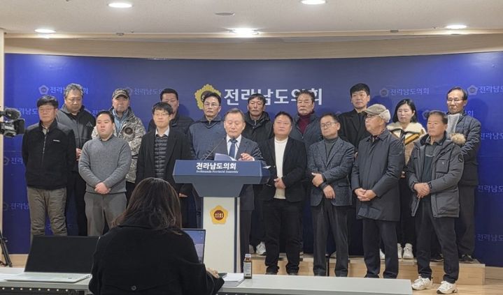 [무안=뉴시스] 불법 당원모집 의혹과 관련, 중징계 처분을 받은 김태성 전남 신안군수 출마 예정자가 23일 전남도의회 브리핑룸에서 지지자들과 기자회견을 하고 있다. (사진 = 김태성 신안군수 출마예정자 측 제공). 2025.12.23. photo@newsis.com *재판매 및 DB 금지