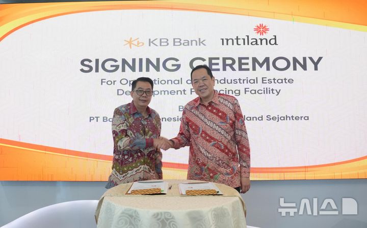 [서울=뉴시스]KB국민은행의 자회사인 KB 뱅크(Bank) 인도네시아(KBI)가 'PT 인틸랜드 세자흐테라(PT Intiland Sejahtera)'와 전략적 금융 협약을 체결했다고 23일 밝혔다. (사진=KB국민은행 제공). 2025.12.23. photo@newsis.com 