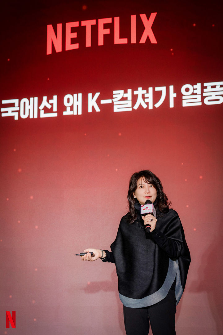 [서울=뉴시스] 넷플릭스가 연말을 맞아 23일 서울 성수 앤더슨씨에서 '넷플릭스 인사이트' 행사를 진행했다. 사진은 김숙영 미 UCLA 연극·공연학과 교수가 설명하는 모습. (사진=넷플릭스 제공) 2025.12.23. photo@newsis.com *재판매 및 DB 금지