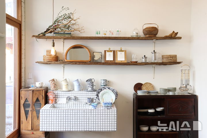 [서울=뉴시스] 세정그룹의 홈 라이프스타일 브랜드 코코로박스는 생활밀착형 선물부터 감성 테이블링 제품까지 홈 리빙 아이템을 앞세워 크리스마스(성탄절)와 연말 소비자를 공략하고 있다고 23일 밝혔다. 사진은 코코로박스 쇼룸. (사진=세정그룹 제공) 2025.12.23. photo@newsis.com