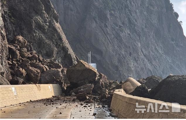 [울릉=뉴시스] 안병철 기자 = 지난 22일 오전 3시께 울릉군 서면 남양리 한 야산에서 약 4000t의 낙석이 발생했다.(사진=울릉군 제공) 2025.12.23. photo@newsis.com