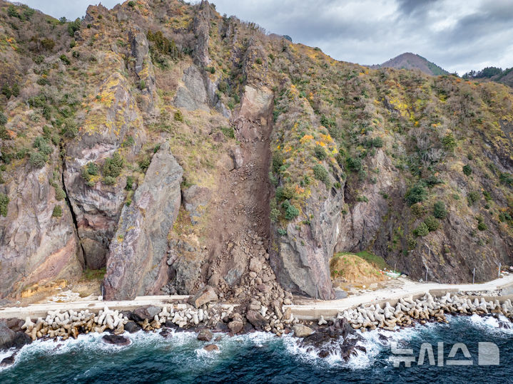 [울릉=뉴시스] 안병철 기자 = 지난 22일 오전 3시께 울릉군 서면 남양리 한 야산에서 약 4000t의 낙석이 발생했다.(사진=울릉군 제공) 2025.12.23. photo@newsis.com
