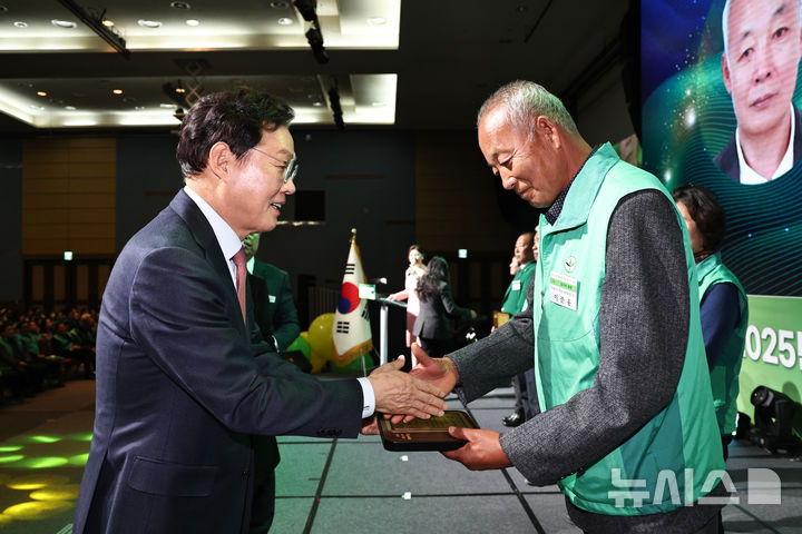 [창원=뉴시스]23일 오후 창원컨벤션센터에서 열린 경상남도마을회 주최 '2025 새마을운동 종합평가 시상식 및 핵심리더 워크숍'에 참석한 박완수 도지사가 새마을운동 유공 회원들에게 도지사 표창을 수여하고 있다.(사진=경남도 제공) 2025.12.23. photo@newsis.com