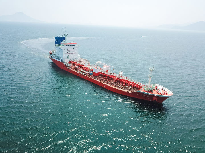 [고성(경남)=뉴시스] 신정철 기자= SK오션플랜트는 케이티에스해운(주)와 세줄선박관리(주)로부터 600억 원 규모의 6800t급 메탄올 이중연료 오일·케미컬 탱커 각 1척씩, 총 2척의 건조 계약을 체결했다고 23일 밝혔다. 사진은 지난 2018년에 건조한 6.6K 탱크선 모습.(사진=SK오션플랜트 제공).2025.12.23. photo@newsis.com *재판매 및 DB 금지