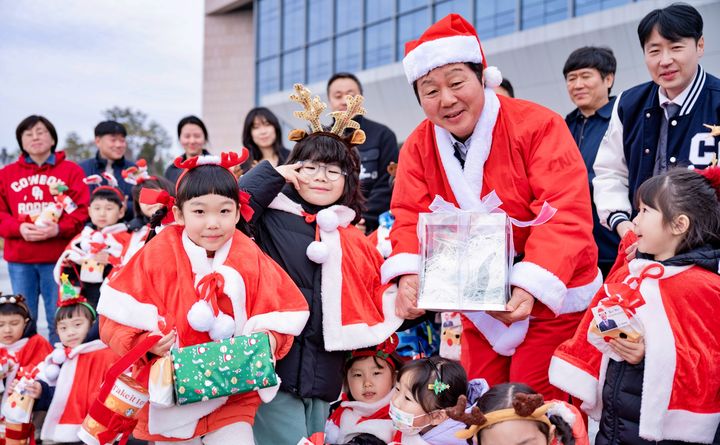[대전=뉴시스] 김정겸 총장과 충남대직장어린이집 원아들 기녀촬영. (사진=충남대 제공) 2025.12.23. photo@newsis.com *재판매 및 DB 금지
