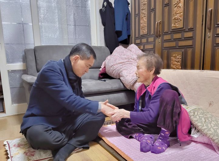 [대구=뉴시스] 대구지방보훈청은 23일 대구 남구에 있는 취약계층 보훈가족의 자택을 방문해 위문품을 전달했다. (사진=대구지방보훈청 제공) 2025.12.23. photo@newsis.com *재판매 및 DB 금지