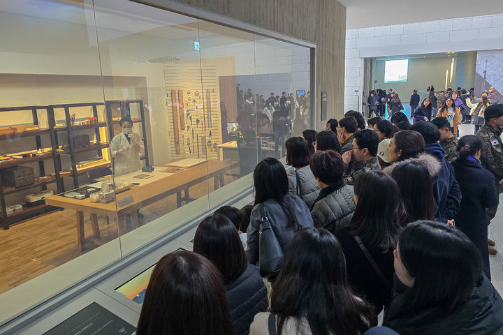 대구간송미술관을 찾은 관람객들이 ‘보이는 수리복원실’에서 수리복원 전문학예사와 질의응답하고 있다. *재판매 및 DB 금지