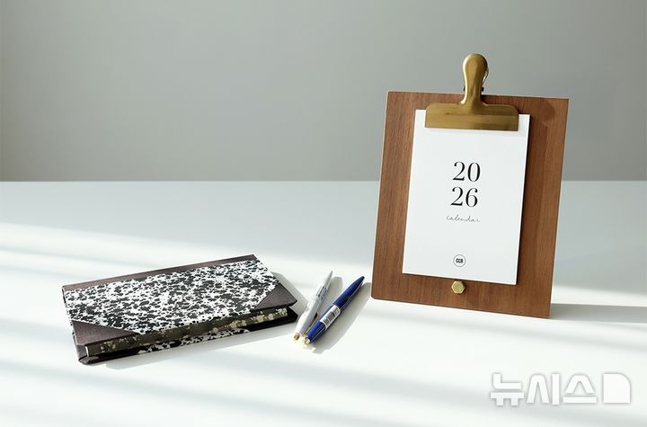 [서울=뉴시스] 세정그룹의 홈 라이프스타일 브랜드 코코로박스는 생활밀착형 선물부터 감성 테이블링 제품까지 홈 리빙 아이템을 앞세워 크리스마스(성탄절)와 연말 소비자를 공략하고 있다고 23일 밝혔다. 사진은 코코로박스 인테리어 소품. (사진=세정그룹 제공) 2025.12.23. photo@newsis.com 