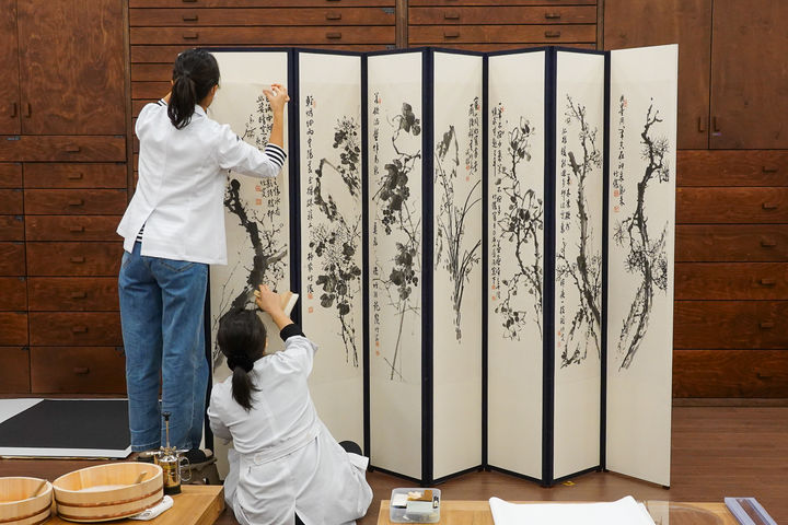 대구간송미술관 수리복원 전문 학예사가 서동균 군자화목 (대구미술관 소장)의 수리복원 과정을 진행하고 있다. ⓒ대구간송미술관 *재판매 및 DB 금지