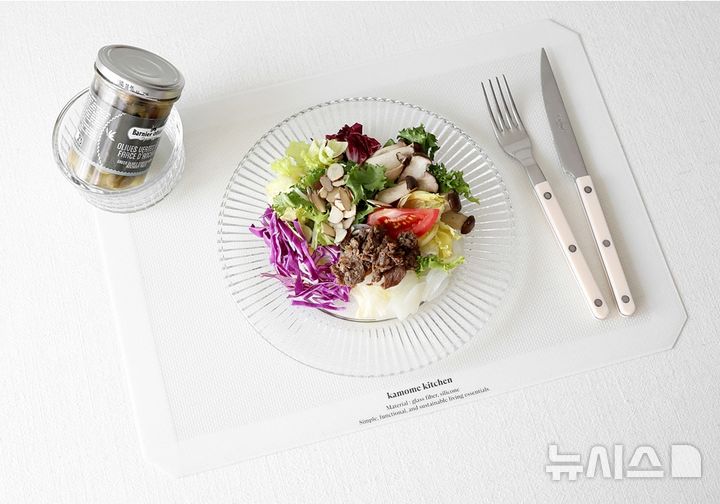 [서울=뉴시스] 세정그룹의 홈 라이프스타일 브랜드 코코로박스는 생활밀착형 선물부터 감성 테이블링 제품까지 홈 리빙 아이템을 앞세워 크리스마스(성탄절)와 연말 소비자를 공략하고 있다고 23일 밝혔다. 사진은 코코로박스 테이블웨어. (사진=세정그룹 제공) 2025.12.23. photo@newsis.com 