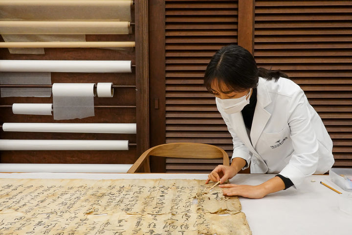 대구간송미술관 수리복원 전문 학예사가 서동균 권문해유서 (예천박물관 소장)의 수리복원 과정을 진행하고 있다. ⓒ대구간송미술관 *재판매 및 DB 금지