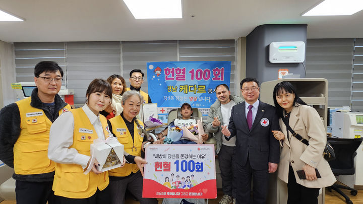 [창원=뉴시스]네팔 청년 케다르, 한국에서 100회 헌혈. (사진=경남혈액원 제공) 2025.12.23.photo@newsis.com *재판매 및 DB 금지