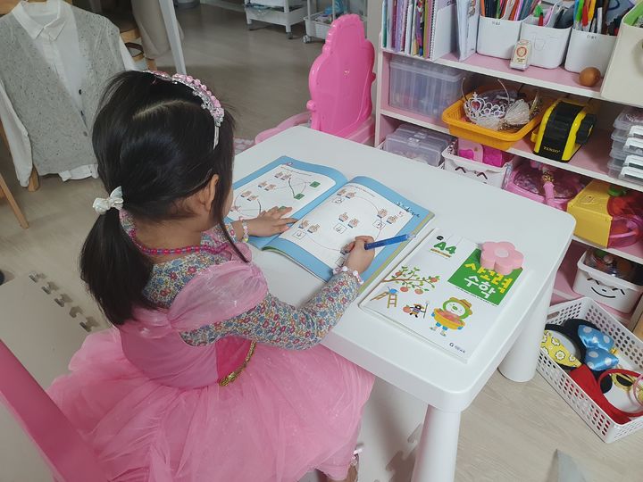 [서울=뉴시스] 한 어린이가 수학 공부를 하고 있는 모습 (사진=뉴시스 DB) 2025.12.23. photo@newsis.com *재판매 및 DB 금지