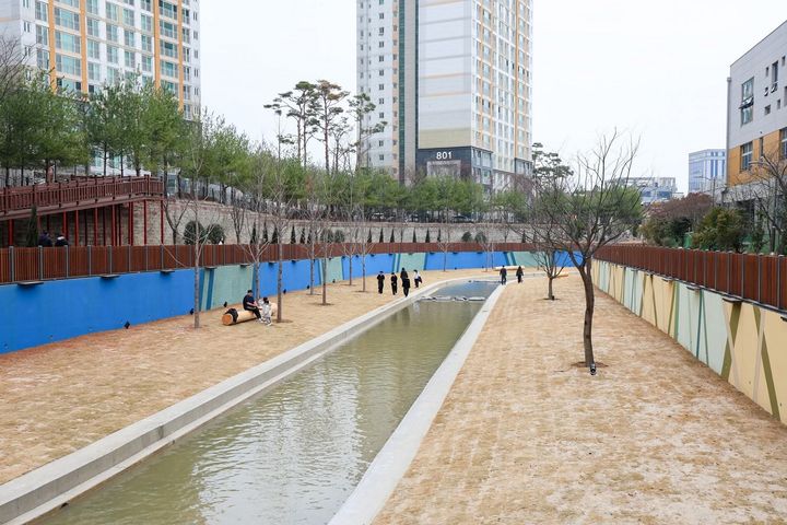 [순천=뉴시스] 1.2㎞ 구간에서 하천 정비와 친수 공간 조성 사업이 펼쳐진 순천 신대천. (사진=순천시 제공) 2025.12.23. photo@newsis.com *재판매 및 DB 금지