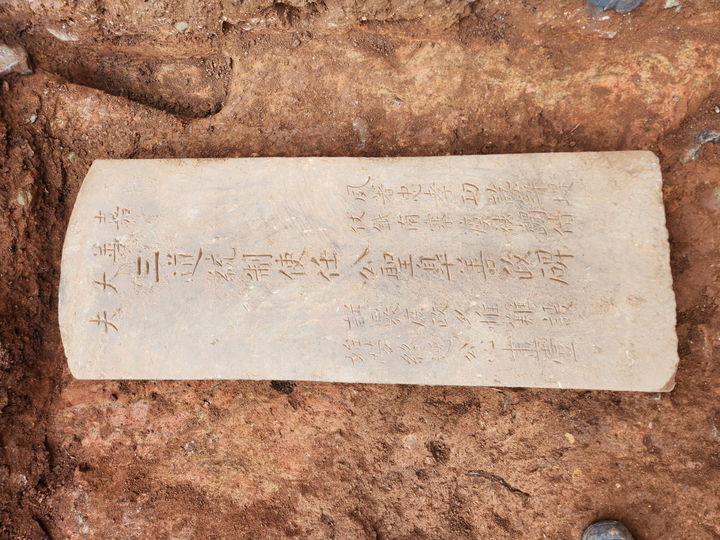 [통영=뉴시스] 신정철 기자= 경남 통영시는 국가유산청의 ‘매장유산 긴급발굴조사 지원사업’으로 추진한 무전동 786번지 일원 발굴조사 결과, 조선 후기 통제사비와 관련된 비각(碑閣) 유구와 비신(碑身) 2기가 확인됐다고 23일 밝혔다.사진은 제170대 삼도수군통제사 임성고(任聖皐) 선정비 비선 모습.(사진=통영시 제공).2025.12.23. photo@newsis.com *재판매 및 DB 금지