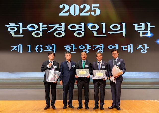 [서울=뉴시스] (왼쪽부터) 한양대 임규건 경영대학장, 유용식 경영대 총동문회장, 이흥수 대표이사, 엄태응 회장, 이기정 총장이 기념사진을 촬영하고 있다. (사진=한양대 제공) 2025.12.23. photo@newsis.com *재판매 및 DB 금지