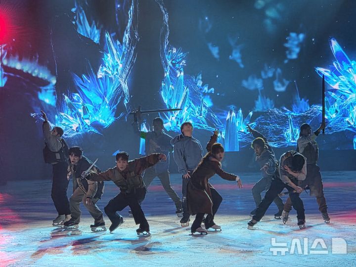 [서울=뉴시스] 김윤영 수습 기자 = 김진환 배우와 앙상블 배우들이 23일 오후 목동 아이스링크장에서 열린 뮤지컬 '나 혼자만 레벨업' 프레스콜에서 연기하고 있다. 2025.12.23. youn@newsis.com *재판매 및 DB 금지