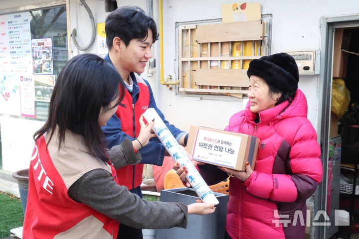[서울=뉴시스] 롯데홈쇼핑은 이달 19일 연말을 맞아 임직원이 직접 참여해 팥죽을 만들어 온기를 나눴다. 사진은 임직원이 물품을 이웃에게 나누고 있는 모습. (사진=롯데홈쇼핑 제공) 2025.12.23. photo@newsis.com