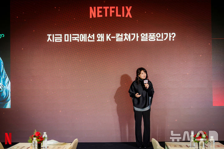 [서울=뉴시스] 김숙영 UCLA 교수가 23일 오후 서울 성동구 앤더슨씨에서 열린 넷플릭스 인사이트 행사에서 강연을 하고 있다. 2025.12.23. (사진 = 넷플릭스 제공) photo@newsis.com