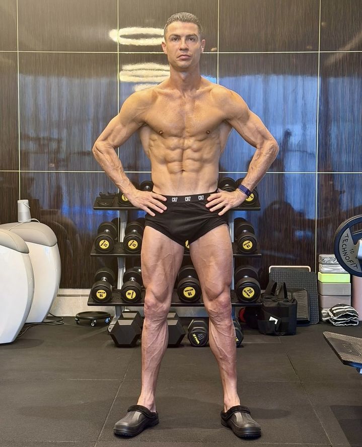 [뉴시스] 세계적인 축구선수 크리스티아누 호날두(40·알 나스르)가 군살 없는 탄탄한 몸매를 공개했다. (사진='Cristiano Ronaldo' 인스타그램 캡처) *재판매 및 DB 금지